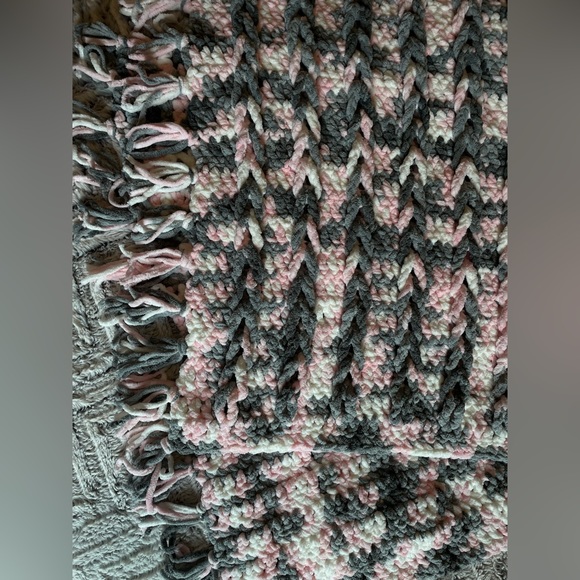 Handmade crochet baby blanket (pink/white/gray knit pattern) - Picture 1 of 2